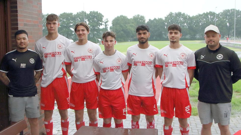 Neue Gesichter beim SVG Großefehn. Trainer Bi Le Tran (von rechts) präsentierte sich mit den Zugängen Daniel Karan, Mahmoud Tamoyan, Maik Schmidt, Nils Ole Zimmermann, Klaas Bikker sowie Physio Timmy Nguyen. Fotos: Wilfried Gronewold