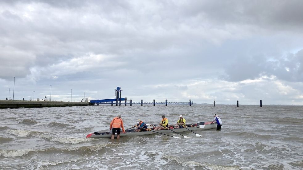 Die Rudercrew kämpfte während der siebentätigen Tour im Ostfriesischen Wattenmeer von Emden nach Wilhelmshaven mit starken Strömungen und heftigen Winden. Sie endete jedoch an einem anderen Zielort. Fotos: privat