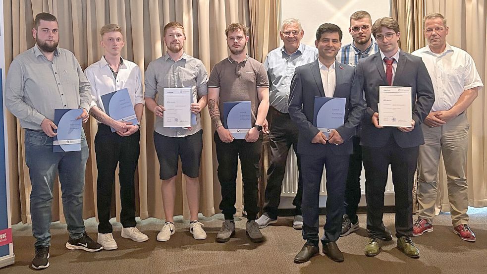 Absolventen der Innung für Sanitär- und Heizungstechnik Aurich-Norden mit Kreishandwerksmeister Joachim Eilts (5. von rechts), Mike Janssen (3. von links, mit Urkunde) und Maik Betten (2. von rechts, mit Urkunde). Foto: Kreishandwerkerschaft