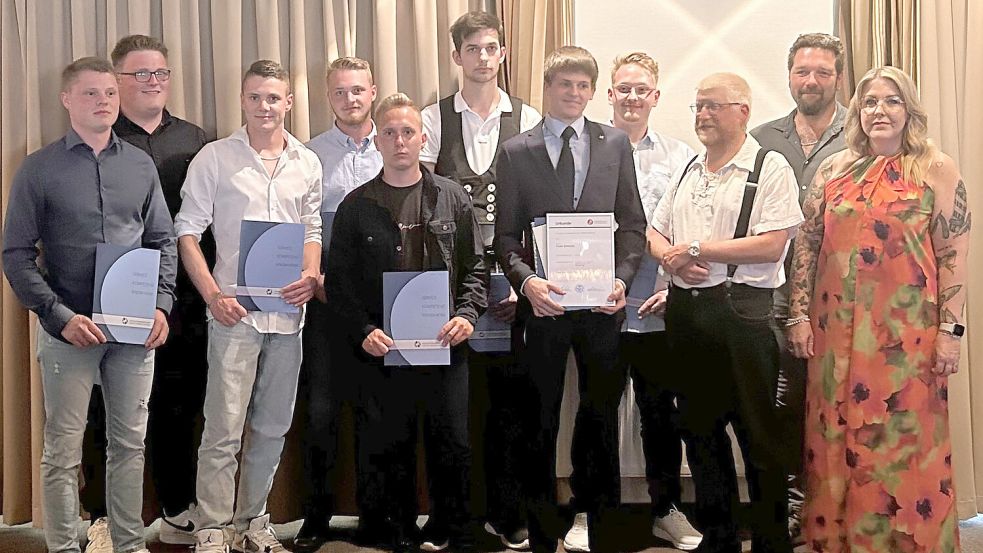 Absolventen der Bauhandwerker-Innung, Prüfungsort Norden mit HWK-Vizepräsidentin Imke Hennig und dem stellvertretenden Obermeister Walter de Groot (2. von rechts.). Foto: Kreishandwerkerschaft