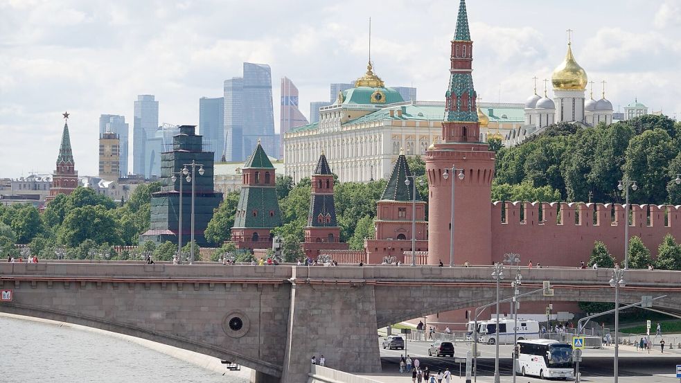 In der russischen Hauptstadt Moskau gibt es für Freiwillige, die in den Krieg gegen die Ukraine ziehen, nun deutlich mehr Geld. (Archivbild) Foto: Ulf Mauder/dpa