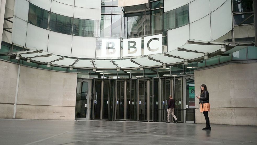 Die BBC will in den kommenden zwei Jahren 500 Stellen streichen Foto: Jordan Pettitt/PA Wire/dpa