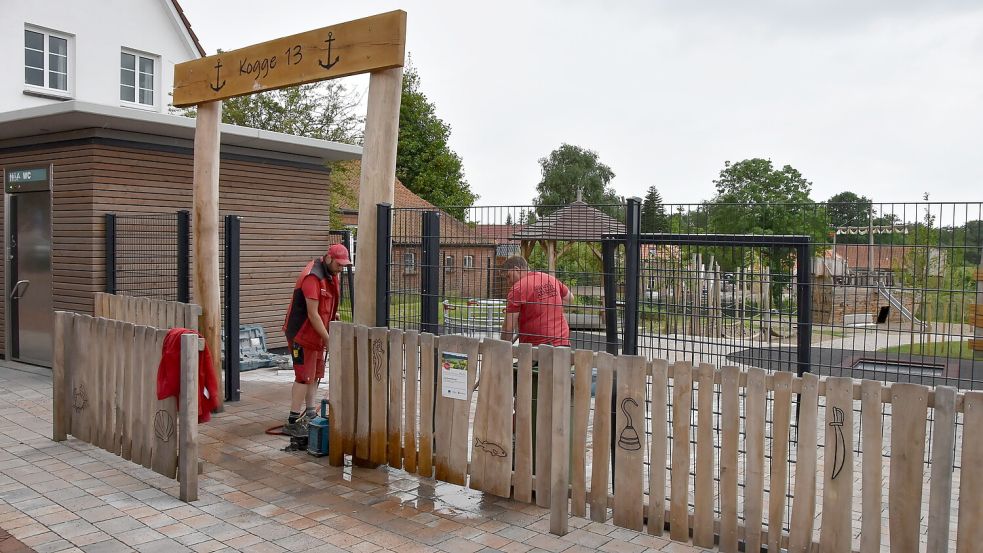 Mitarbeiter der Firma Küstenzäune stellten den Metallzaun am Abenteuerspielplatz in Marienhafe im Auftrag der Gemeinde auf. Foto: Thomas Dirks