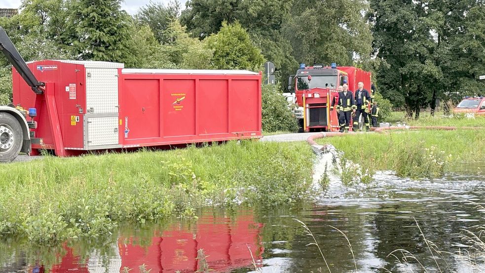 Am Tag nach dem Starkregen war die Feuerwehr aus Emden mit starken Pumpen in Moordorf, um Wasser in den Ringkanal umzuleiten. Foto: Karin Böhmer