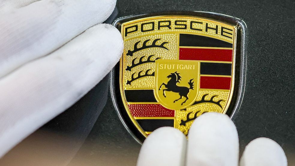 Trotz des besseren Laufs im zweiten Jahresviertel hat Porsche-Chef Oliver Blume die Jahresprognosen gesenkt. (Archivbild) Foto: Jan Woitas/dpa