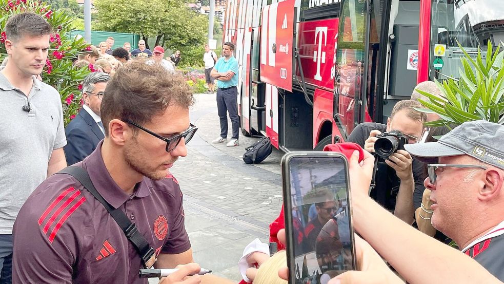 Seine Autogramme sind gefragt: Leon Goretzka. Foto: Christian Kunz/dpa