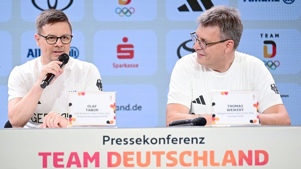 DOSB-Chef Thomas Weikert (r) und Chef de Mission Olaf Tabor hoffen auf viele Medaillen in Paris. Foto: Sina Schuldt/dpa