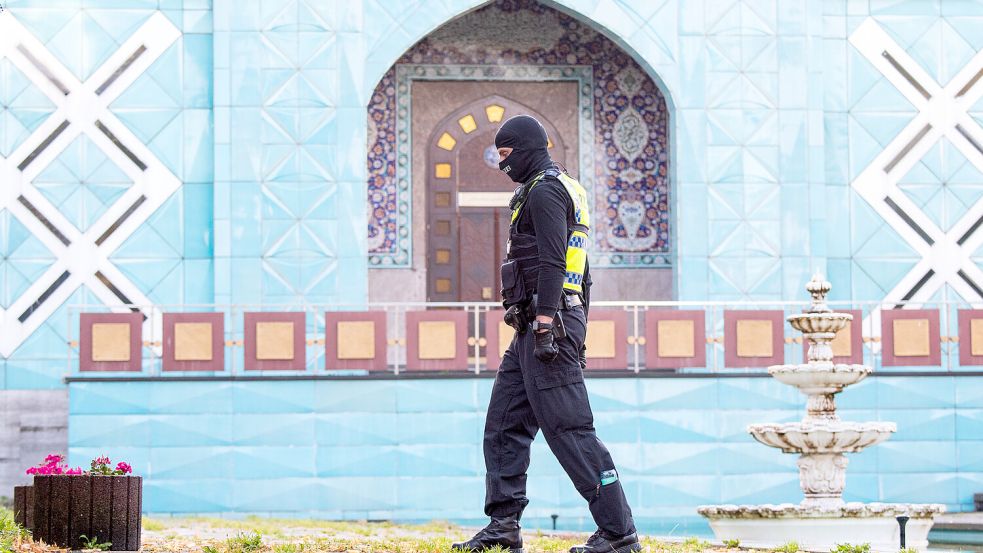 Razzien gegen Islamisten: Ein Polizist vor der Blauen Moschee in Hamburg. Foto: dpa/Daniel Bockwoldt