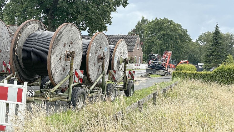 An der Uthwerdumer Straße ist der Leitungsbau bereits bis fast zum Fußweg zwischen der Kreisstraße und dem Lilienweg vorangekommen.