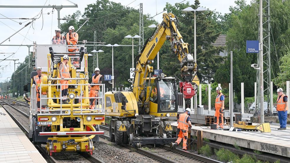 Die Bahn äußert sich zufrieden mit dem Start der Generalsanierung auf der Riedbahn (Archivbild). Foto: Arne Dedert/dpa