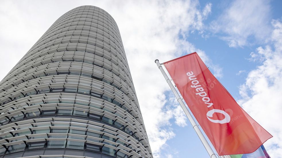 Vodafone-Flaggen wehen vor der Firmenzentrale in Düsseldorf. Der Telekommunikationsanbieter hat ein insgesamt schwaches Quartal hinter sich. Foto: Thomas Banneyer/dpa