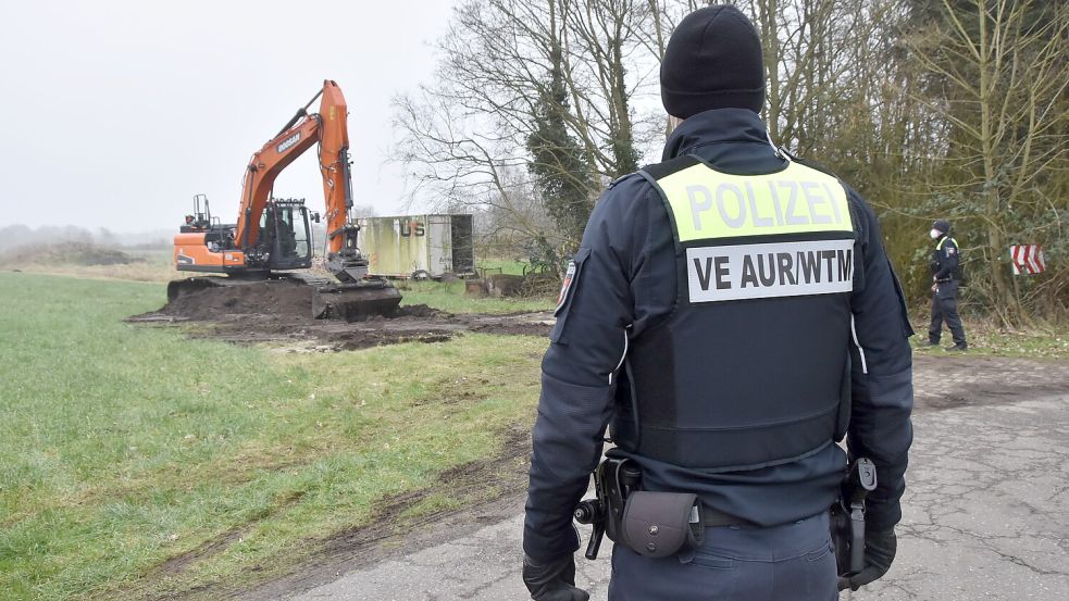 Bewaffnete Beamte der Polizei sorgen im Januar 2023 am Eidechsenweg in Leezdorf dafür, dass der Baggerführer ungestört arbeiten kann. Foto: Thomas Dirks