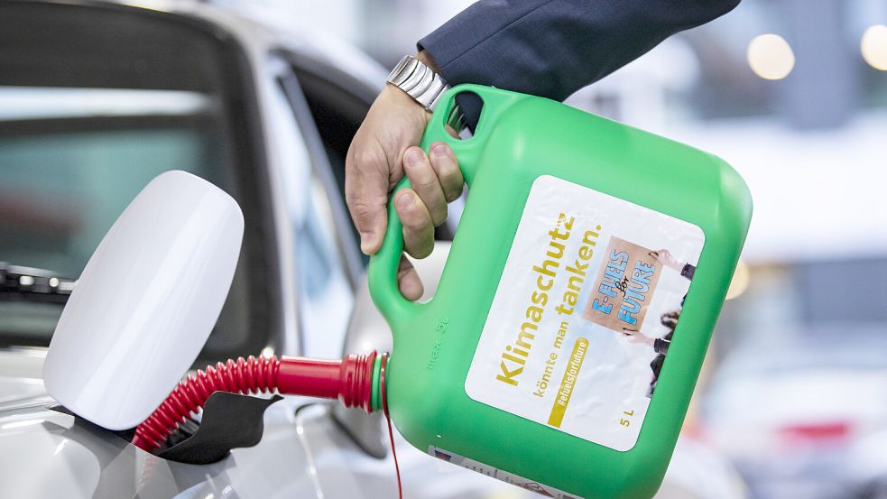 Können umweltfreundliche E-Fuel-Kraftstoffe das komplette Aus für Verbrennungsmotoren verhindern? Foto: dpa/Tom Weller