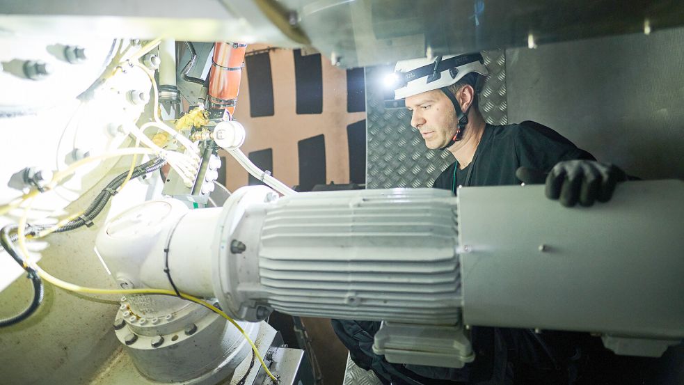 Ingenieur bei der Arbeit: Sicherheitscheck in der Gondel eines Windrads. Foto: dpa/Annette Riedl