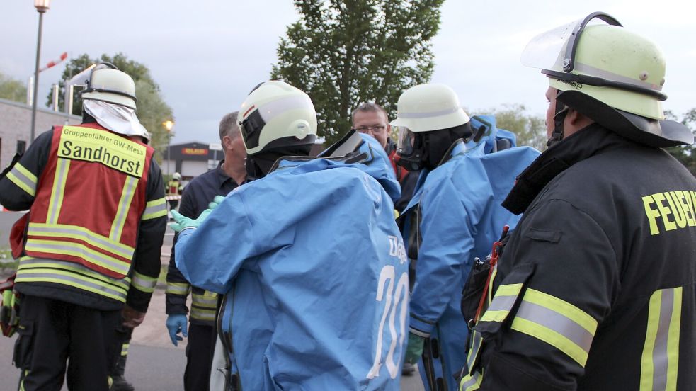 Feuerwehr-Einsatzkräfte rüsteten sich am Dienstagabend mit Chemikalienschutzanzügen aus. Foto: Feuerwehr Aurich/Diana Stöhr-Aeilts