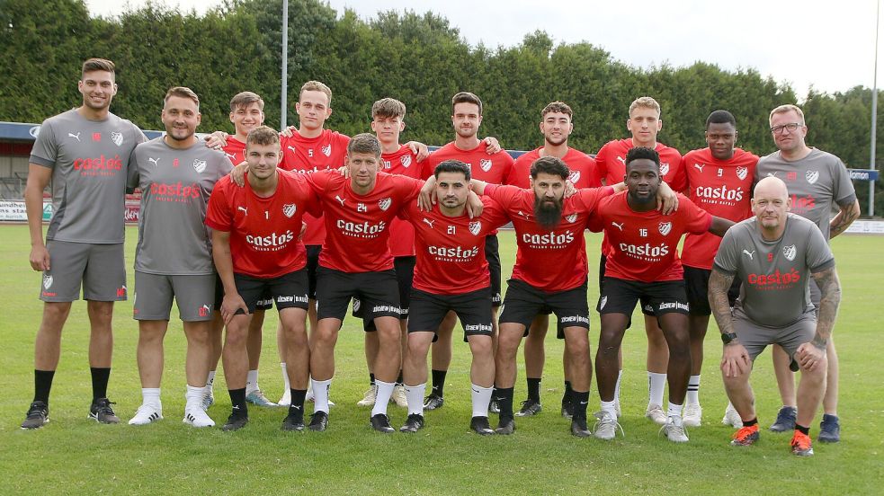 Die Sportvereinigung Aurich in der Saison 2024/25: Trainer Claudio Casto (zweiter von links) freut sich über 13 neue Spieler.Foto: Wilfried Gronewold