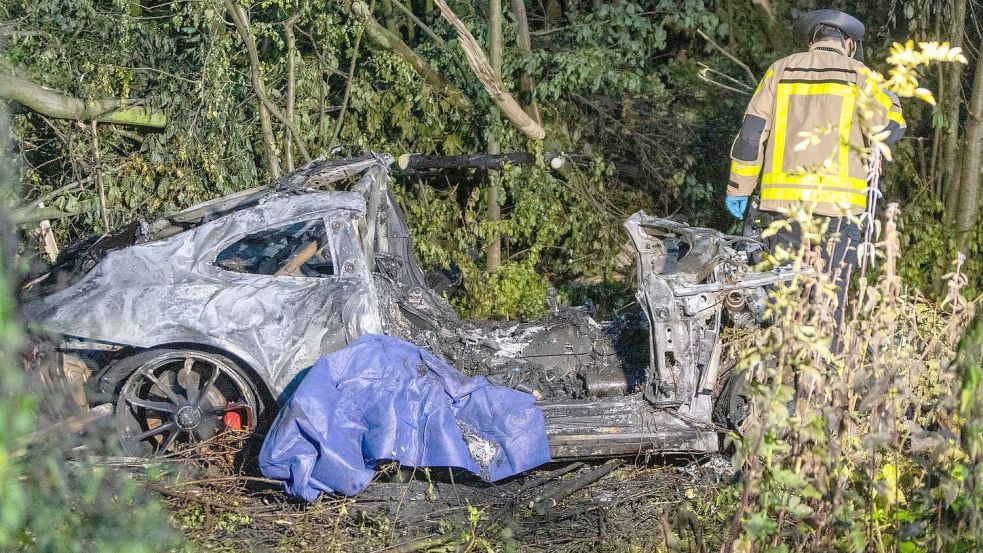 Zwei Menschen verbrannten vermutlich nach einem Wettrennen im Auto. Foto: Justin Brosch/dpa