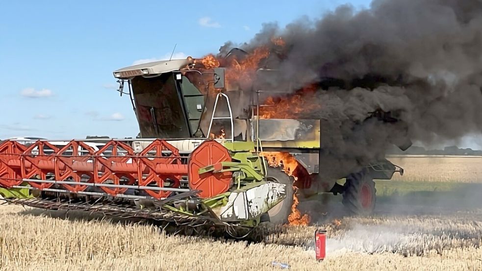 Dichter schwarzer Rauch dringt aus dem brennenden Mähdrescher. Foto: privat