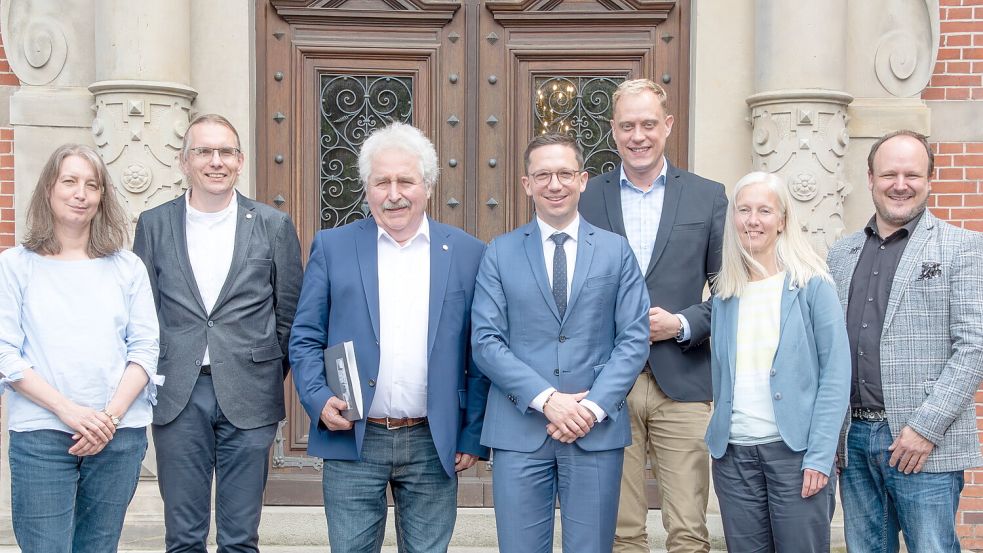 Beim Ministerbesuch in Aurich (von links): Dr. Sonja König (Leiterin Archäologischer Dienst), Dr. Jan F. Kegler (Leiter Archäologisches Forschungsinstitut), Landschaftspräsident Rico Mecklenburg, Minister Falko Mohrs, Landtagsabgeordneter Wiard Siebels, Dr. Nina Hennig (Leiterin Museumsfachstelle/Volkskunde) und Raoul-Philip Schmidt (organisatorischer Leiter Gezeitenkonzerte). Foto: privat