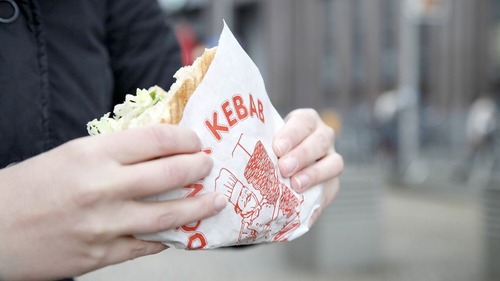 Der deutsche Döner unterscheidet sich vom türkischen Döner – mit einigen Vorgaben will ein türkischer Zusammenschluss das ändern. Foto: IMAGO/STPP