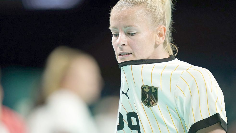 Handball-Nationalspielerin Antje Döll weinte nach der Auftaktniederlage. Foto: Marcus Brandt/dpa