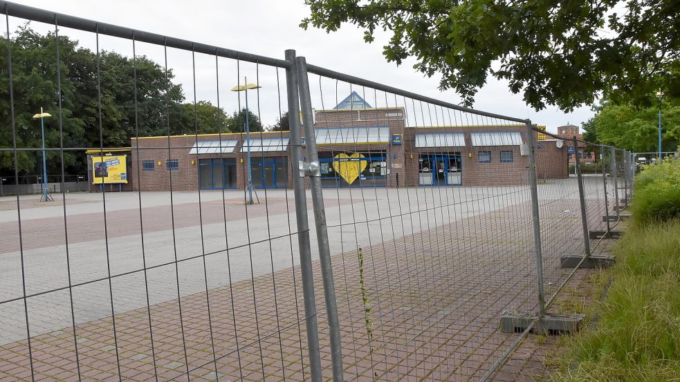 Das Grundstück des früheren Edeka-Marktes in Marienhafe ist eingezäunt. Bald sollen der Abriss und danach der Bau der neuen Aldi-Filiale beginnen. Foto: Thomas Dirks