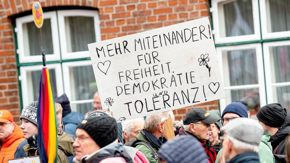 Teilnehmer einer Demo gegen Rechtsextremismus fordern mehr Freiheit, Demokratie und Toleranz. Gilt das nicht für alle? Foto: dpa/Daniel Bockwoldt