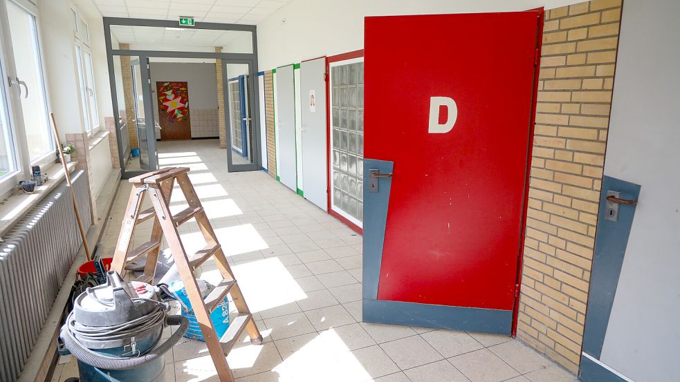 Die Türen verraten noch den alten Charme der Lehrertoiletten an der Grundschule Riepe. Aber die Sanitärräume werden jetzt in den Ferien saniert. Fotos: Romuald Banik