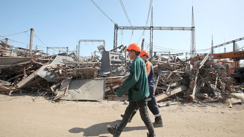 Immer wieder werden Energieanlagen in der Ukraine beschädigt und müssen repariert werden (Archivbild). Foto: -/Ukrinform/dpa