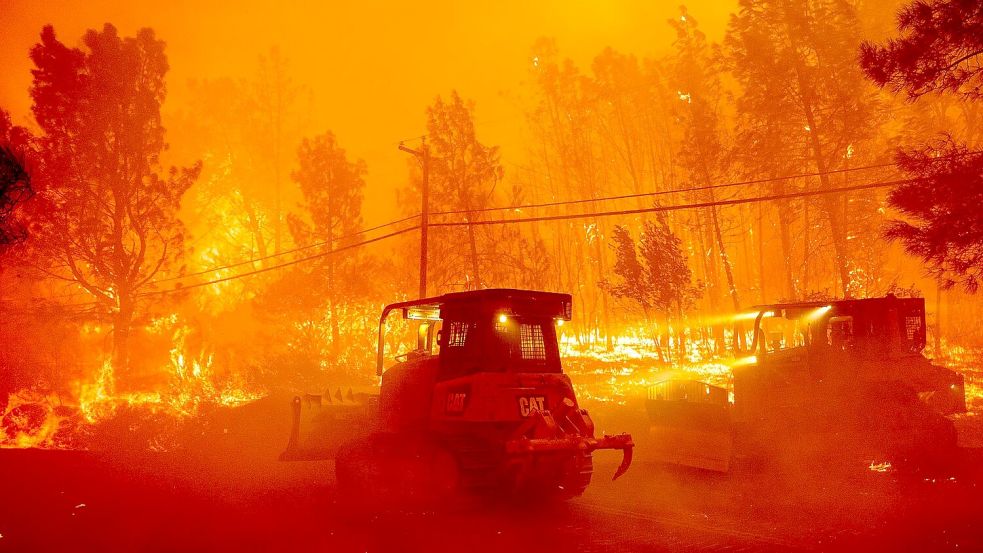 Über 1.100 Helfer kämpften gegen die Flammen an. Foto: Noah Berger/AP/dpa