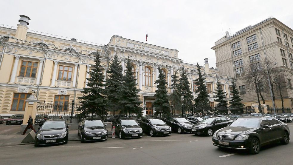 Nach früheren Angaben der EU-Kommission sind rund 210 Milliarden Euro der russischen Zentralbank in der EU eingefroren. (Archivbild) Foto: Yuri Kochetkov/epa/dpa