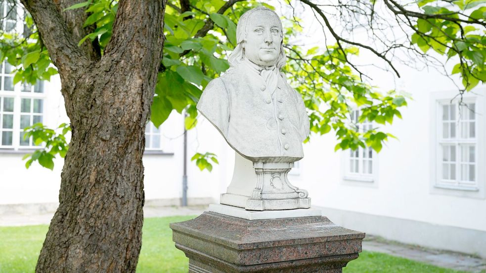 Ein Denkmal erinnert in Herrnhut an Nikolaus Ludwig Graf von Zinzendorf, der protestantischen Glaubensflüchtlingen Asyl in der Lausitz bot.(Archivfoto) Foto: Sebastian Kahnert/dpa