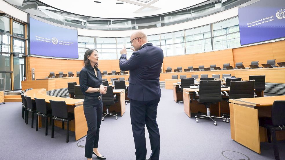 Außenministerin Annalena Baerbock (Grüne) besucht auf ihrer Sommerreise Hamburg. Am Rande kritisiert sie scharf den Umgang von Belarus mit einem Deutschen. Foto: Christian Charisius/dpa