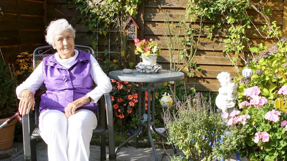 Eines der Lieblingsbilder von Tochter Frauke zeigt ihre Mutter Margareta Dupke im Alter von 97 Jahren auf der Terrasse ihrer Wohnung. Die heute 107-Jährige lebte dort bis zu ihrem 103. Lebensjahr eigenständig. Foto: privat