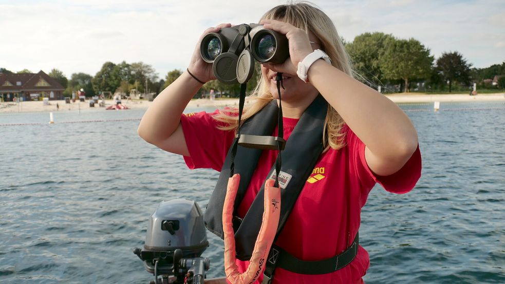 Bereichert das Zusammenleben und stärkt die Gesellschaft: Junges Ehrenamt ist in der Region stark vertreten. Unser Foto zeigt die Rettungsschwimmerin Julia Austen, die 2023 erstmals den Young-People-Award „Goldene Pyramide“ gewann. Foto: Markus Weymer