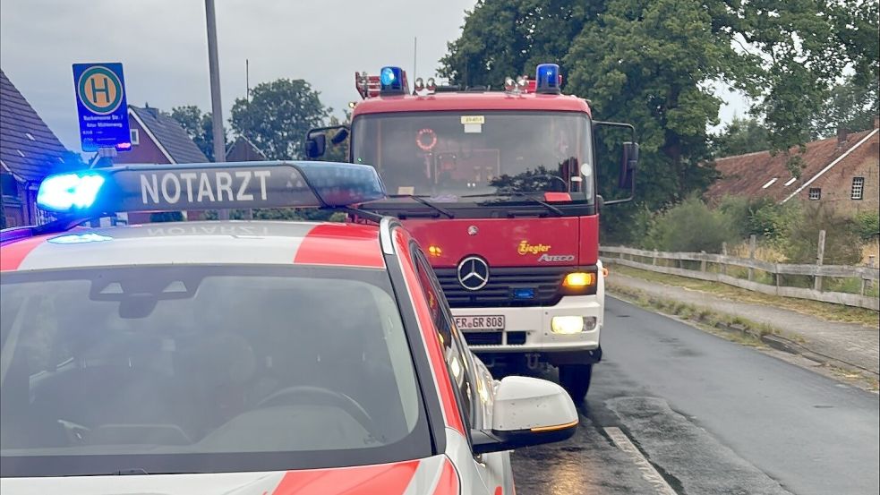 Bei dem Unfall sind die Feuerwehr und der Notarzt im Einsatz. Foto: Ammermann