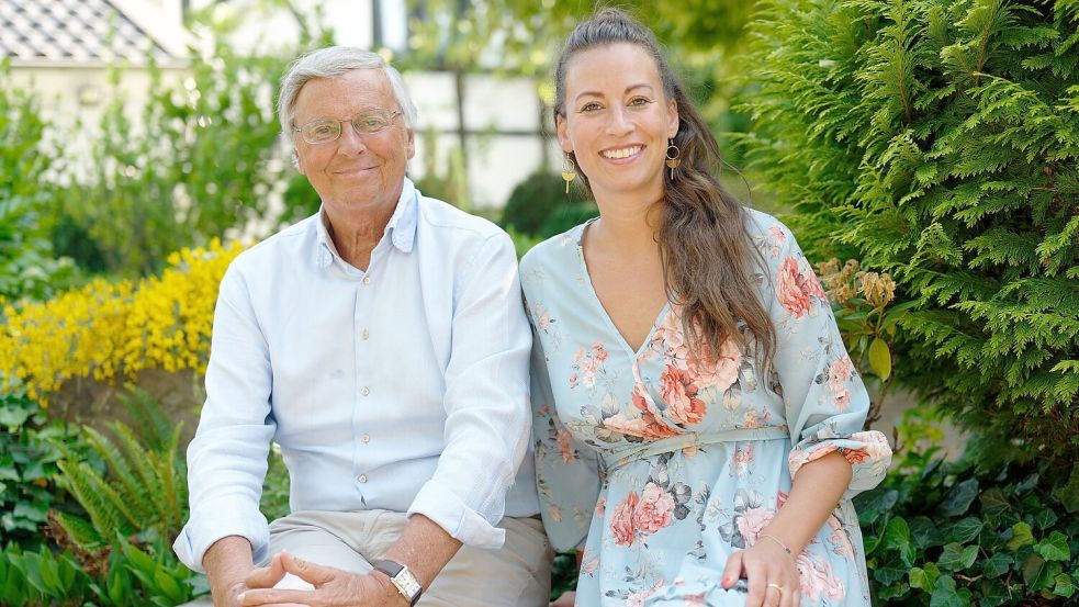 Caroline Bosbach sitzt neben ihrem Vater Wolfgang, kurz vor dessen 70. Geburtstag im Juni 2022. Nun will sie für den Bundestag kandidieren. Foto: Henning Kaiser/dpa