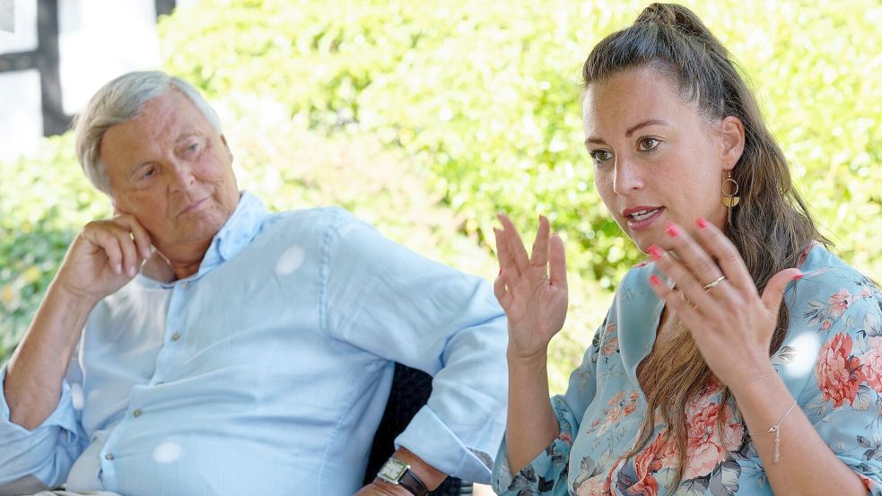 Der Politiker Wolfgang Bosbach (CDU) und seine Tochter Caroline Bosbach (CDU) reden im Jahr 2022 mit einem Journalisten. Foto: Henning Kaiser/dpa