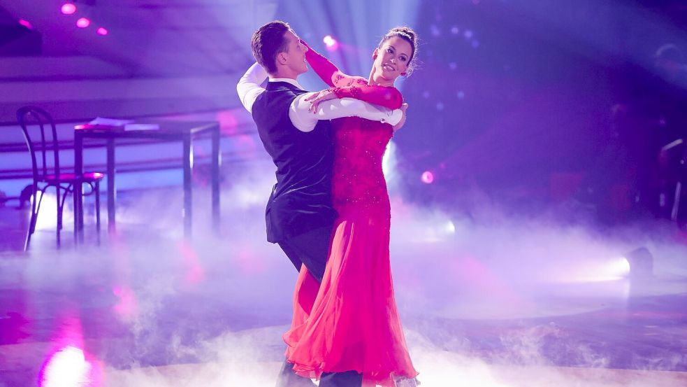 Caroline Bosbach, Politikerin, und Valentin Lusin, Profitänzer, tanzen in der RTL-Tanzshow „Let’s Dance“. Foto: Rolf Vennenbernd/dpa