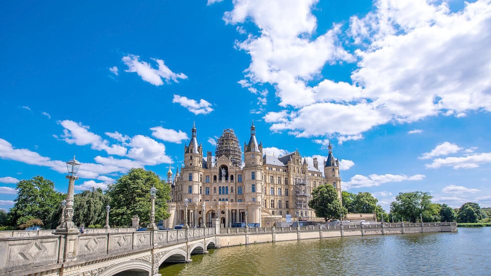 Das Schloss ist das Wahrzeichen von Schwerin. Die einstige Residenz der mecklenburgischen Herzöge soll Weltkulturerbe werden. Foto: Jens Büttner/dpa