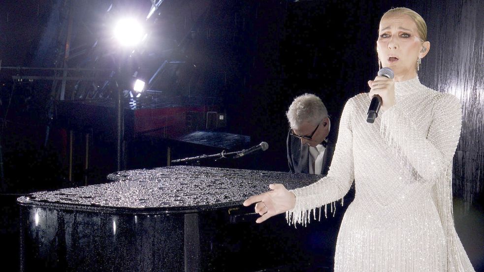 Céline Dion feiert nach krankheitsbedingter Pause bei der Olympia-Eröffnungsfeier ihr Comeback Foto: Uncredited/Olympic Broadcasting Services/AP