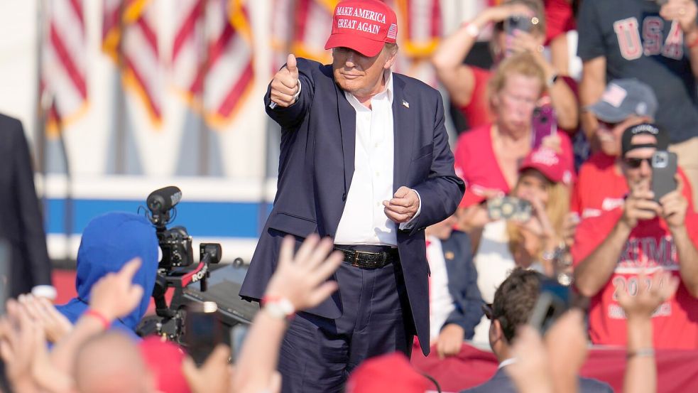 Die Rede- und Versammlungsfreiheit dürfe von nichts und niemandem eingeschränkt werden, teilt Trump mit. Foto: Gene J. Puskar/AP/dpa