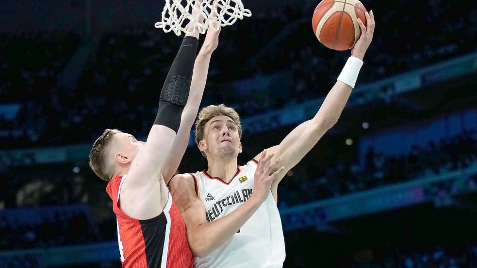 Deutschlands Basketballer starten mit Sieg in Olympia. Foto: Mark J. Terrill/AP/dpa