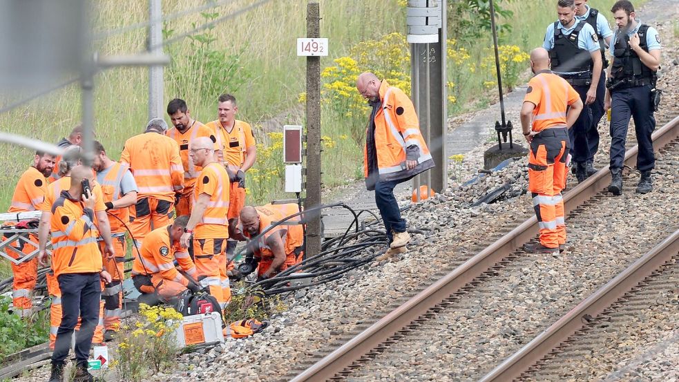 Die Reparaturarbeiten am französischen Bahnnetz dauern auch am Wochenende an. Foto: Denis Charlet/AFP/dpa