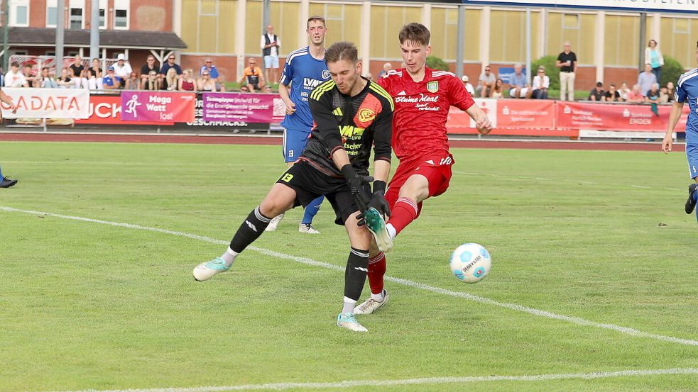 Derk Schoneboom (rotes Trikot) erzielte ein aberkanntes Freistoßtor, später dann traf er zum 2:0-Zwischenstand. Fotos: Gronewold