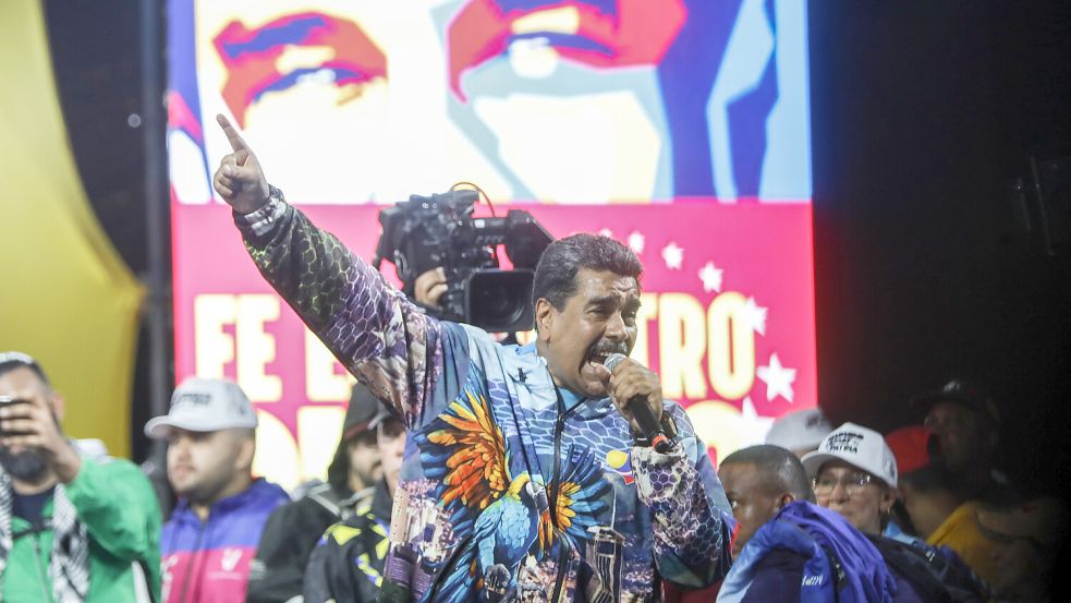 Staatschef Nicolás Maduro (Bild) will weiterhin an der Macht bleiben, doch Oppositionskandidat Edmundo González Urrutia liegt laut Umfragen vorn. Foto: dpa/Jeampier Arguinzones