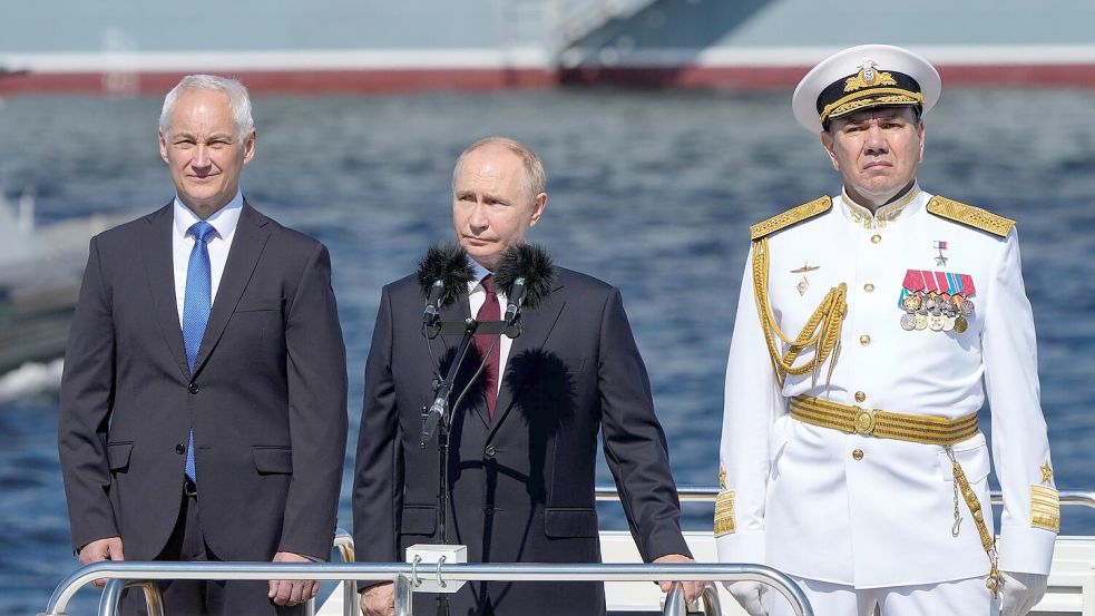 Kremlchef Wladimir Putin nutzt seine Reden beim traditionellen Tag der Marine, der am letzten Juli-Sonntag gefeiert wird, immer wieder zur Machtdemonstration. Foto: Dmitri Lovetsky/Pool AP/dpa