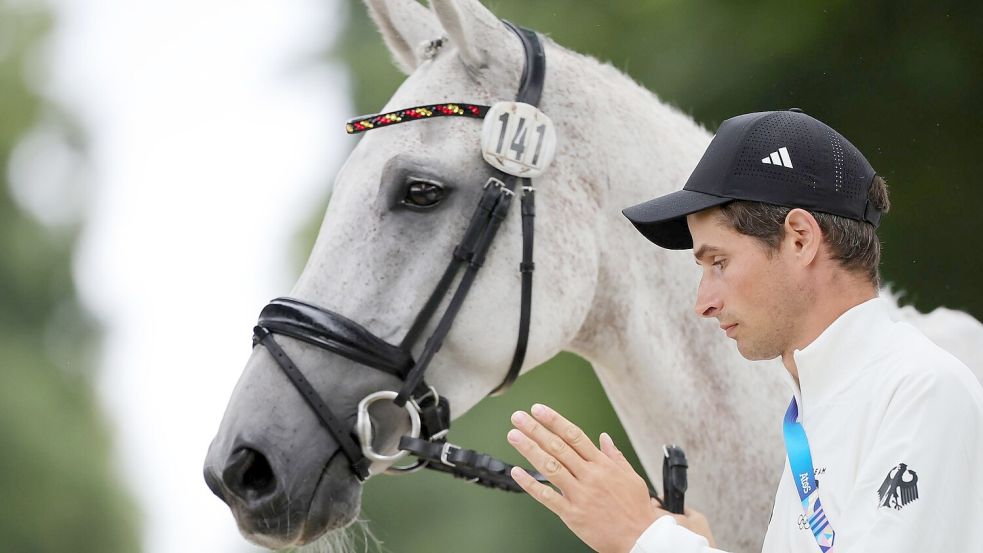 Christoph Wahler und sein Pferd Carjatan sind gestürzt, blieben aber unverletzt. Foto: Rolf Vennenbernd/dpa