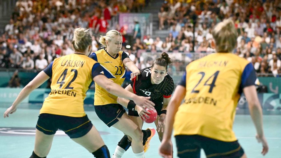 Deutschlands Handballerinnen stehen nach der Niederlage gegen Schweden vor dem Olympia-Aus. Foto: Aris Messinis/AFP/dpa