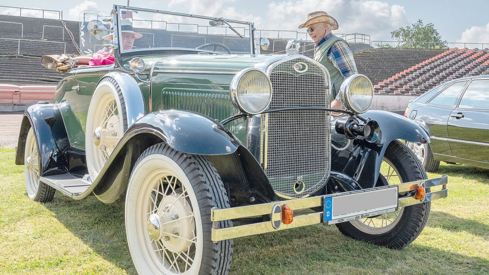 Zu bewundern war in Halbemond auch ein Ford Model A, Roadster de Luxe von Clara und Albertus de Buhr aus Filsum. Foto: Folkert Bents